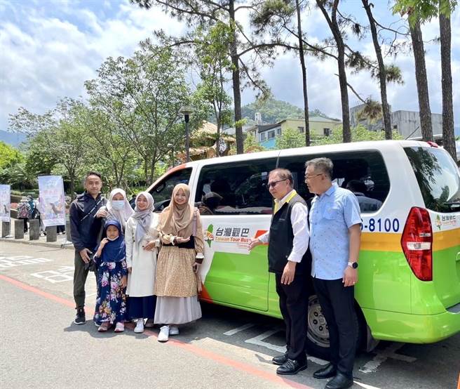 参山国家风景区管理处辖区20条观巴游程，除买1送1外，加码抽奖送喔熊行李箱。（参山国家风景区管理处提供）