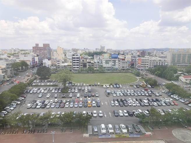 嘉义市政府北栋大楼基地目前作为停车场使用。（廖素慧摄）