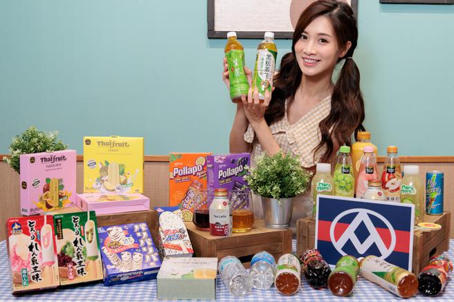 全联即日起至9月7日，再度推出「饮料冰品积分乐」活动，祭出指定商品买1送1等。（全联提供）