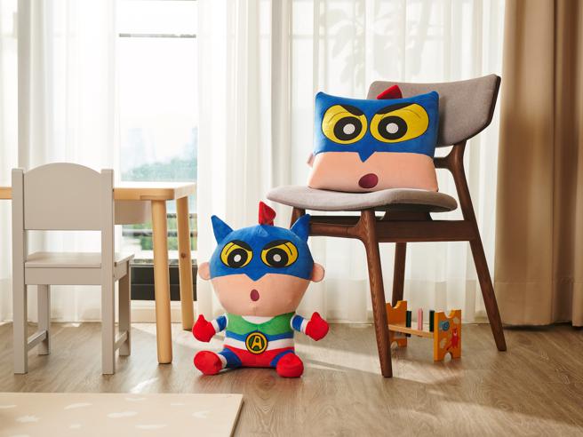 全联「饮料冰品积分乐」蜡笔小新变形玩偶抱枕，8积分＋449元可兑换。（全联提供）