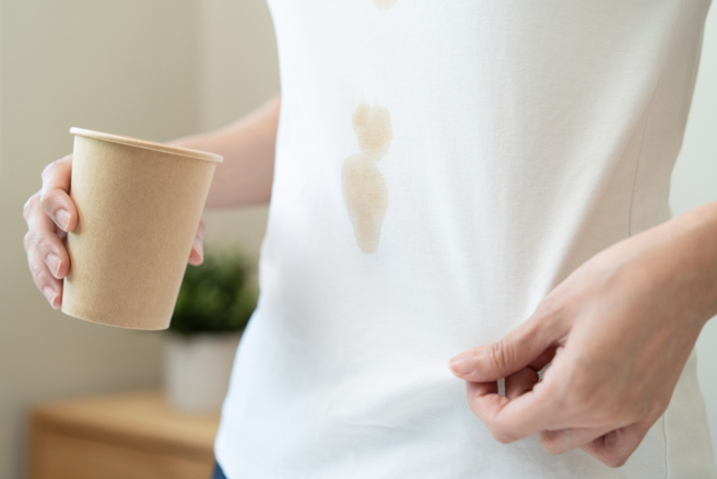 一位女子被哥哥女友以为是小三，吃饭时遭泼红茶一身湿。（示意图／Shutterstock）