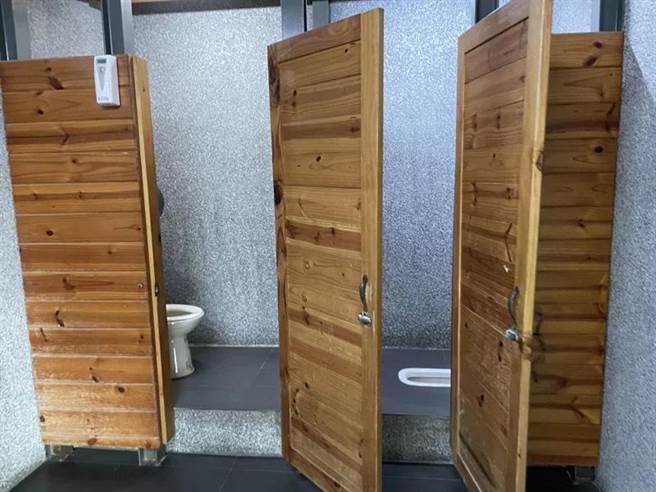 厕所的厕间门槛高低落差达到近30公分，将进行优化改善。（苗栗县政府提供／李京升苗栗传真）