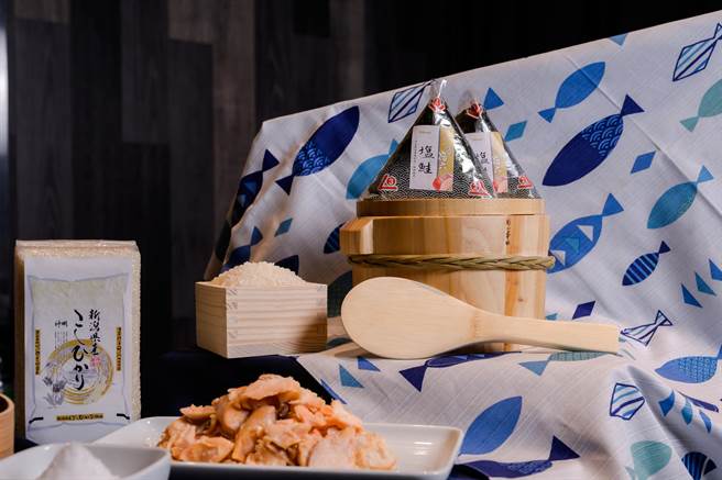 OKmart「淺草宿六-鹽鮭飯糰」，49元。（OKmart提供）