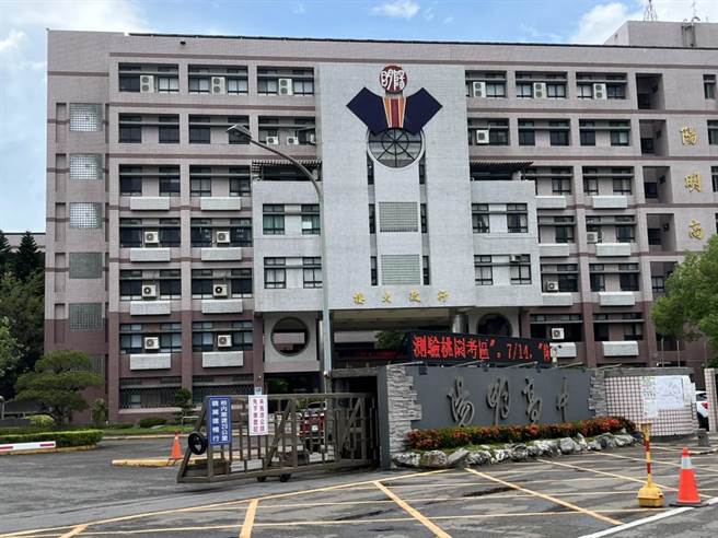 大学入学考试中心112学年度分科测验今天登场，桃园市阳明高中为考场之一。（陈梦茹摄）
