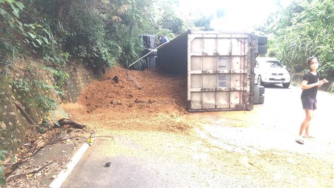 彰化縣員林市148縣道員草路上，今天下午一輛滿載種植香菇培養土的大貨車，行經該路段時疑似彎道過大，轉彎不慎直接翻覆，車上的培養土散落一地。(民眾提供／吳建輝彰化傳真)