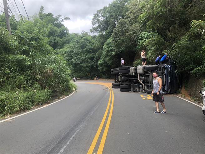 林姓駕駛受困在車上，警消獲報抵達現場，將駕駛從車內拉出來，所幸僅受到驚嚇，並無大礙。(民眾提供／吳建輝彰化傳真)