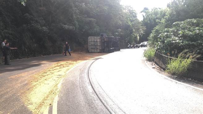 由於培養土發酵，現場味道十分嗆鼻。(民眾提供／吳建輝彰化傳真)
