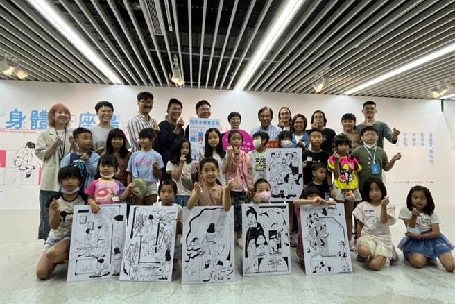 桃园市儿童美术馆「我用身体画座岛」展览开展。（陈梦茹摄）