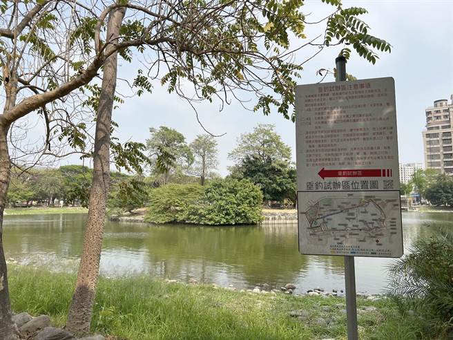 夏日炎炎，民俗專家廖大乙提醒民眾到水邊請小心，圖為左營孔廟附近的湖泊。（林瑞益攝）