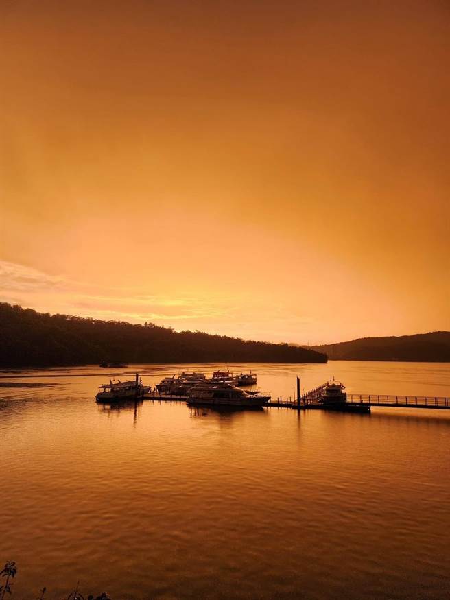 伊达邵码头11日雨后被夕阳染成金黄色，魔幻美景令码头边散步的游客如痴如醉。（日月潭风管处提供／杨静茹南投传真）