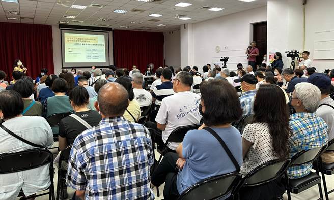 美国在台协会（AIT）欲使用现址旁的建校用地进行扩建，并于12日于地方举办座谈会，不过当地居民几乎清一色反对，更有民眾扬言「美国人应该先来跟我们建交再说」。（丁上程摄）