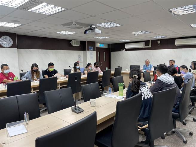 金门县政府今日召开银胶菊移除协调会议，决议将移除期程提早于花期之前办理。（图／金门县政府提供）