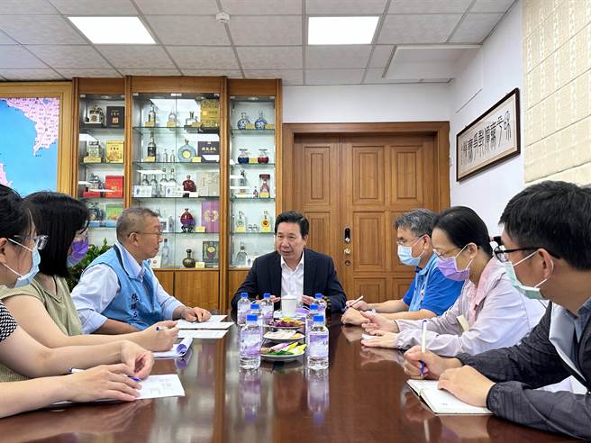 金门县长陈福海(中)日前也召集建设处、环保局等业管单位研商清除银胶菊防治计画。（图／金门县政府提供）