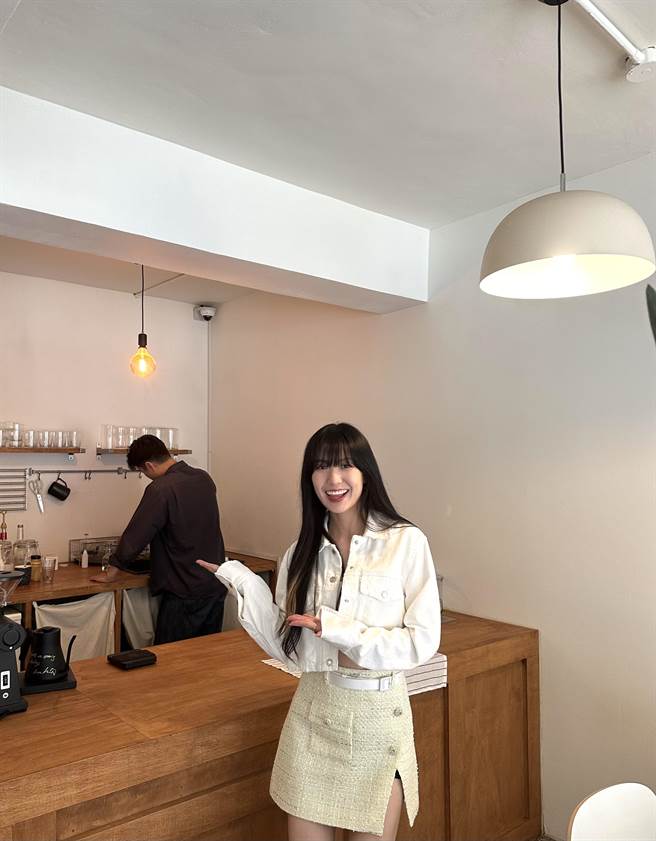 孙盛希在弟弟开设的咖啡厅取景，弟弟也客串一角。（滚石唱片提供）