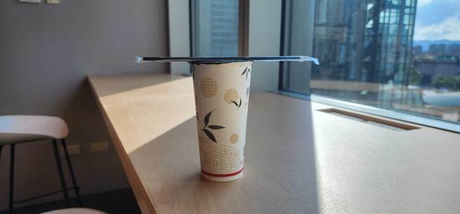 卫生福利部八里疗养院营养师罗怡文提醒，面临夏天，很多人都会喝冰品消暑，但也要记得切勿瞬间饮下摄取大量冰品，以防拉肚子。（黄敬文摄）