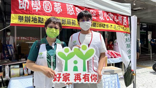 北台南家扶中心扶助学生杨铭轩（右）录今年录取台大机械工程系，他感谢家扶一路鼓励与赞助。（张毓翎摄）