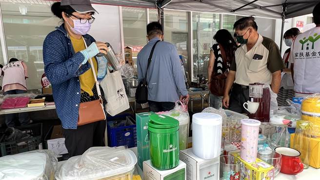 北台南家扶中心今、明2天与台南邮局合作推出的「集小爱成大爱」助学义卖活动。（张毓翎摄）