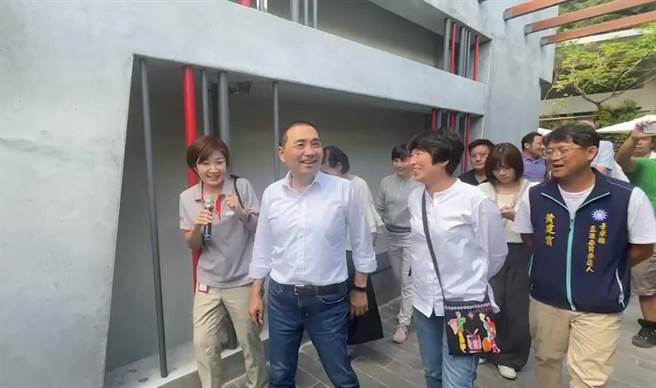 国民党总统参选人、新北市长侯友宜（前排左二）到台东县延平乡参访红叶谷绿能园区，由台东县长饶庆铃（前排右二）和国民党立委参选人黄建宾（前排右一）陪同。（蔡旻妤摄）