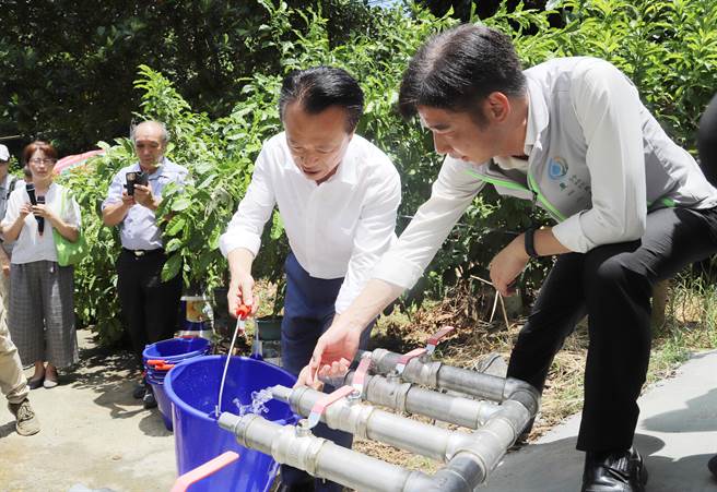 今嘉义县长翁章梁会同农水署长蔡升甫、竹崎乡长曾亮哲到场视察，一打开蓄水池就有源源不断的水流出。（吕妍庭摄）