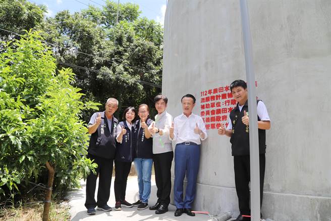 今嘉义县长翁章梁会同农水署长蔡升甫、竹崎乡长曾亮哲、行政院云嘉南区联合服务中心副执行长李碧菁等人到场视察蓄水池使用情况。（吕妍庭摄）