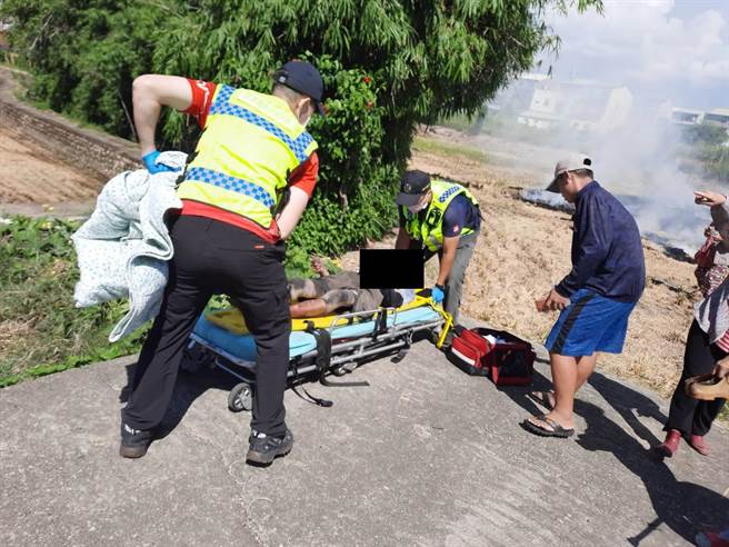 消防、义消人员到场协助老翁送医。（民眾提供／李京升苗栗传真）