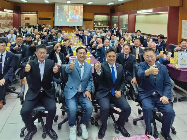 彰化市长林世贤（前排左2）、市民代表会主席陈文宾（前排左1）与日本小松市长宫桥胜荣（前排右2）相见欢。（彰化市公所提供／孙英哲彰化传真）