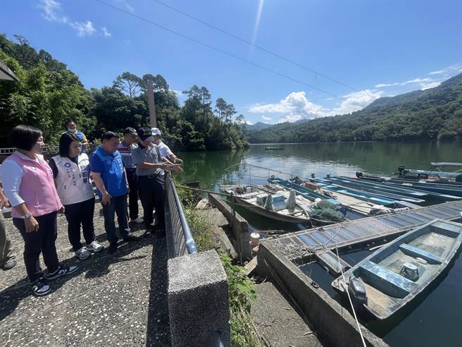 桃園市石門水庫東湖碼頭上下岸階梯崩塌，相關單位會勘，短期將設置鋼梯以維護漁民、居民出入安全。（呂筱蟬攝）	