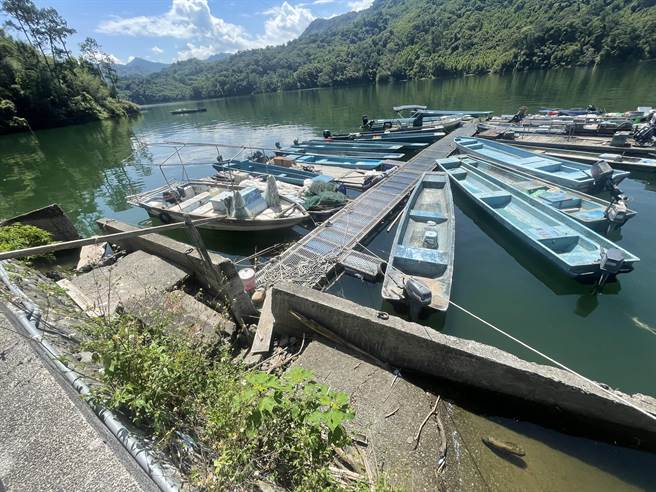 桃園市石門水庫東湖碼頭上下岸階梯崩塌，相關單位會勘，短期將設置鋼梯以維護漁民、居民出入安全。（呂筱蟬攝）