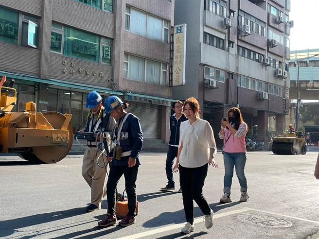 台北市工務局今針對南京西路做透地雷達檢測，未來將依透地雷達檢測結果，做地質改良的低壓灌漿。（劉彥宜攝）