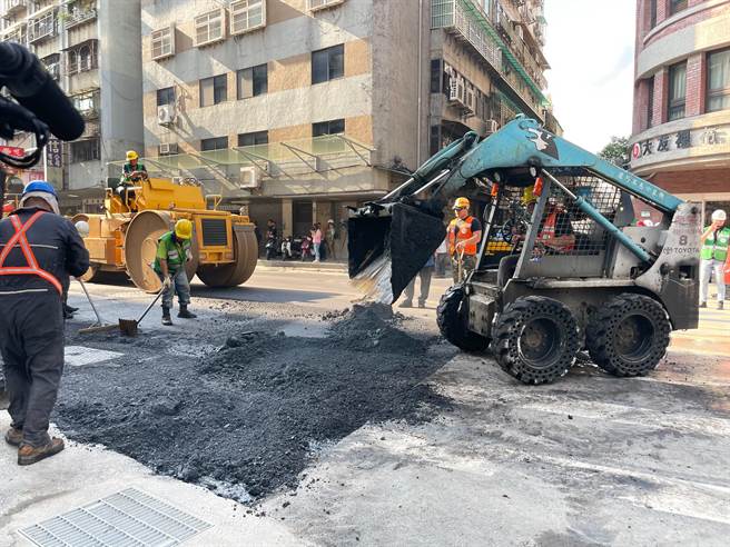 台北市南京西路311號前10日出現長20公尺、寬15公尺且深度約2.5公尺的坑洞，工務局表示，目前已完成民生管線佈設，正進行路面銑鋪。（劉彥宜攝）