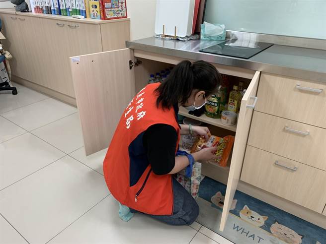嘉义市卫生局人员突击检查全市公私托育中心的食品存放。（嘉义市政府提供／廖素慧嘉市传真）
