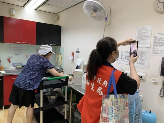嘉义市卫生局人员突击检查全市公私托育中心的厨房环境。（嘉义市政府提供／廖素慧嘉市传真）