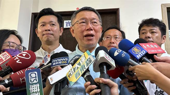 民眾党总统参选人柯文哲今（12）日受访时狠酸，台湾总统应该带领台湾走向世界，不是要去选美国的州长，更不是要去应徵白宫的外佣，不要弄得好像失去国格。（柯宗纬摄）