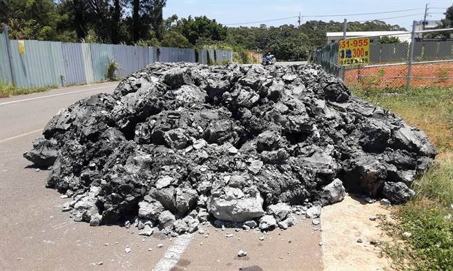 桃园市杨梅区杨湖路一段585巷道路中间6日被不肖业者弃置大量土方。（桃园市环保局提供／陈梦茹桃园传真）