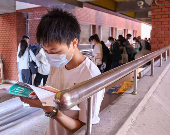 112学年度分科测验在12日 登场，首日考科为物理、化学、数甲与生物，考生利用时间复习，做最后衝刺。（罗永铭摄）