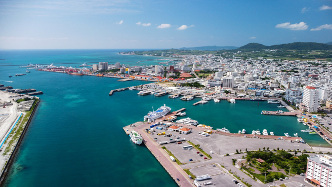 日本政府在沖繩縣石垣市部署愛國者三型防空飛彈，一旁的人工海灘卻開放民眾戲水，讓造訪觀光客大感吃驚。（圖/shutterstock）