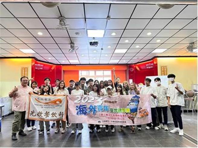 侨委会海外青年台湾观摩团泰国地区海外青年12日到光启高中进行技术型高中体验课程。（校方提供）