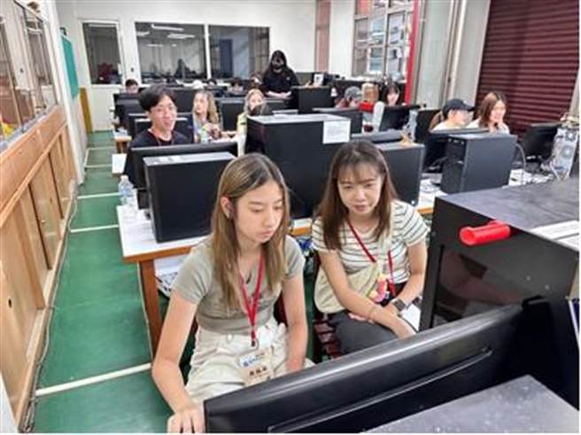 侨委会海外青年台湾观摩团泰国地区海外青年到光启高中体验雷雕设计图。（校方提供）