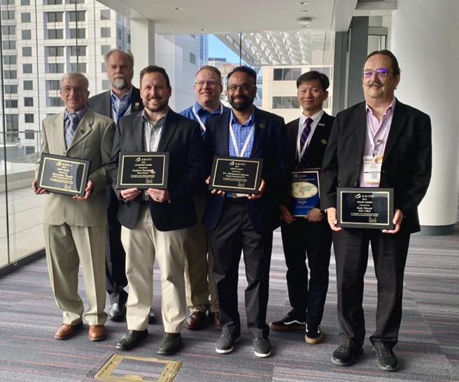 产业署携手工研院制定SEMI E187标准获颁国际标准贡献奖，于美国授奖典礼与SEMI国际标准各奖项得主合影。（图／产业署提供）