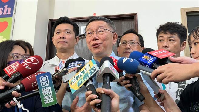 民眾党主席、总统参选人柯文哲今（12）日到高雄跑行程，媒体问及，蓝营内哄有利选情？有中常委提议蓝白合。对此，柯文哲说，这是国民党家务事，而蓝白合听半年，不知谁代表？怎么合作？（柯宗纬摄）