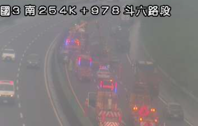 下班时间！国3北上斗六段「7车追撞」，回堵2公里。(翻摄高速公路1968)