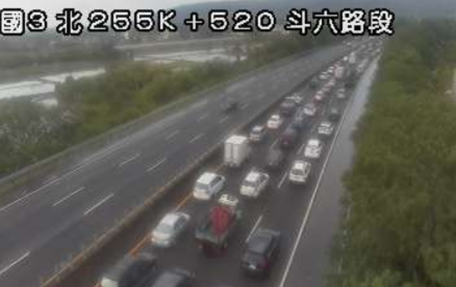 下班时间！国3北上斗六段「7车追撞」，回堵2公里。(翻摄高速公路1968)
