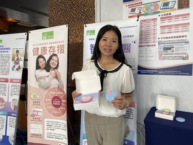 「康健上府」科技公司投入了十年多的时间及大笔的经费，终于成功研发出最新一代小巧且电力持久的无线腋温量测器。（冯惠宜摄）