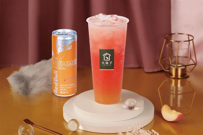 Red Bull与大苑子合作推出「能量小桃气」，99元。（Red Bull提供／朱世凯台北传真）