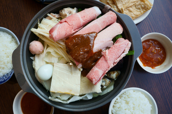 一名男网友高中一年级时被陌生阿伯请吃火锅，阿伯离去时说了一句话，未料多年后竟然成真。（示意图／shutterstock）