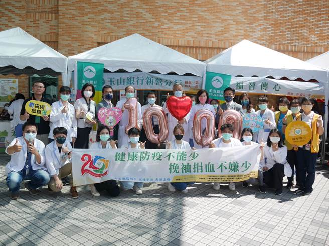 台南柳营奇美医院12日举办捐血活动，鼓励员工及民眾捐出热血，嘉惠眾多大台南地区的病友。（柳营奇美医院提供／张毓翎台南传真）