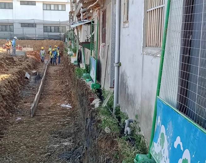 桃园航空城计画剔除区民眾反映，工程影响排水路，市府将前往23处紧邻工地的民宅会勘，确认排水方式。（徐其万提供／蔡明亘桃园传真）