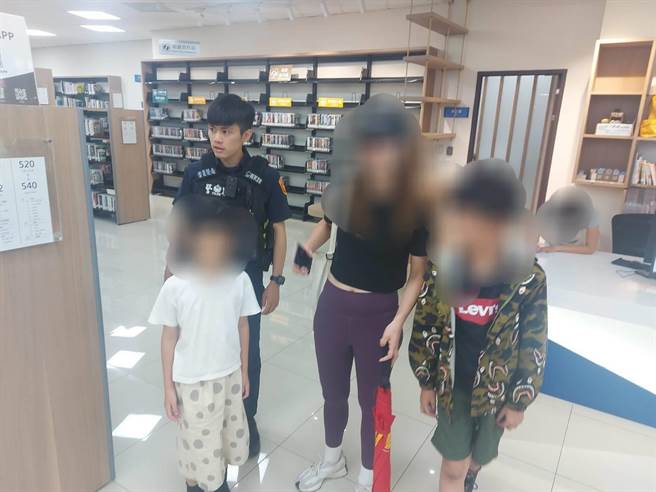桃园市八德区北景云图书馆日前有名7岁女童与妈妈失散，片寻不着女儿的妈妈以为女儿跑出图书馆，当场崩溃大哭。（八德警分局提供／陈梦茹桃园传真）