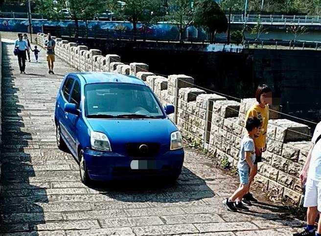 民眾日前目击有人罔顾「禁止车辆进入」告示台，开车硬闯南投县3级古蹟国姓糯米桥，愤而拍照举发。（国姓乡公所提供／杨静茹南投传真）