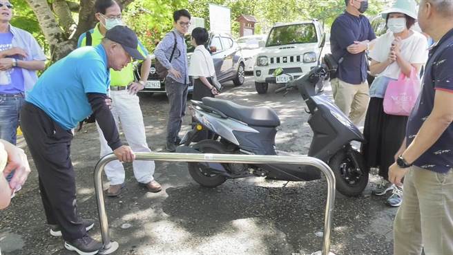 南投县府文化局会同相关单位到古蹟糯米桥会勘，决定加强园区车阻、监视器设施。（杨静茹摄）